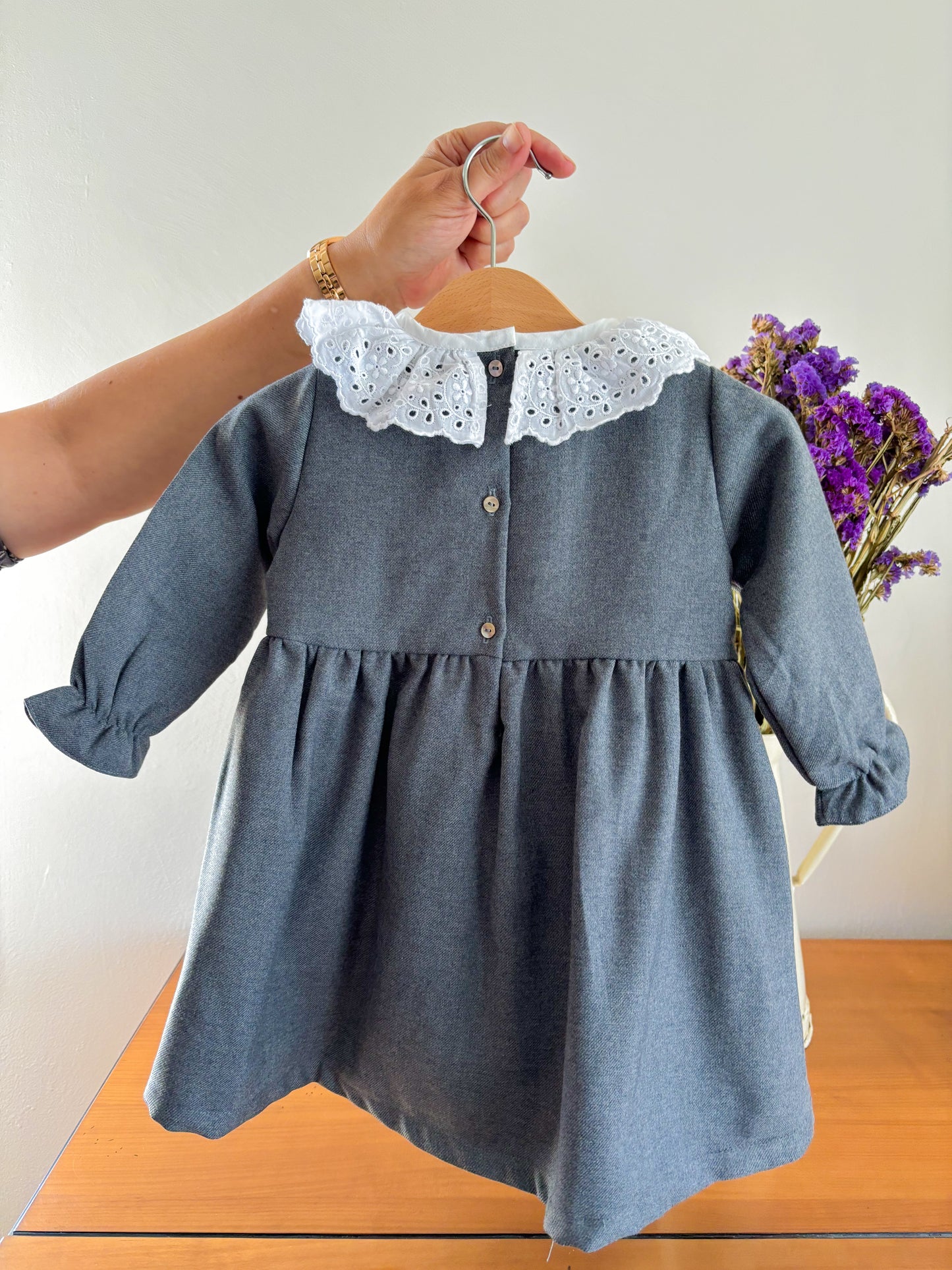 Vestido Gris Bordado Ingles