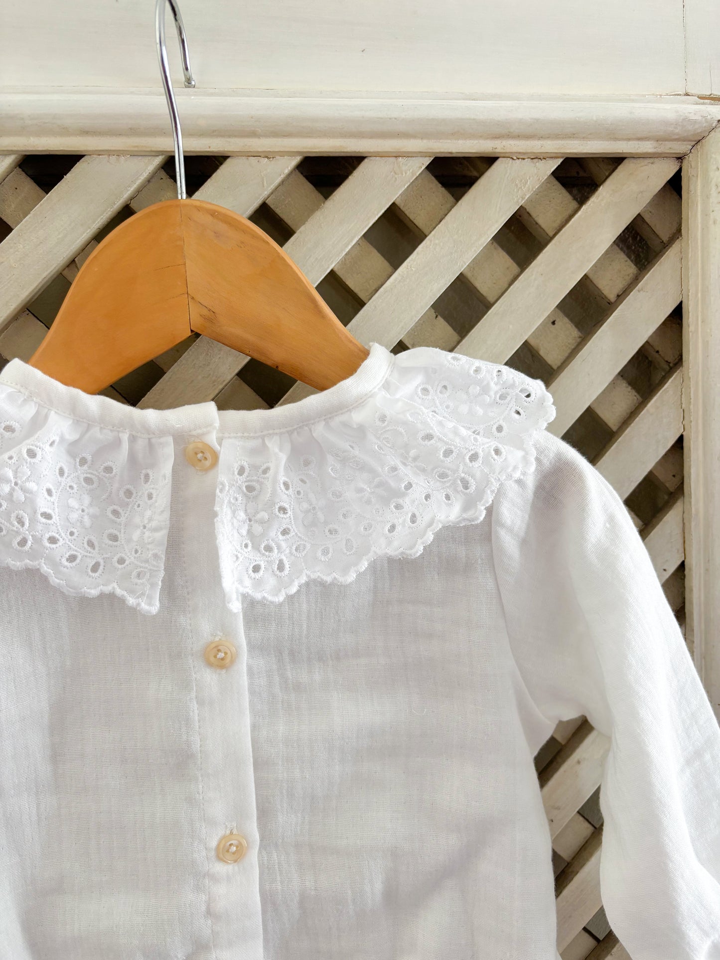 Blouse with English embroidery collar