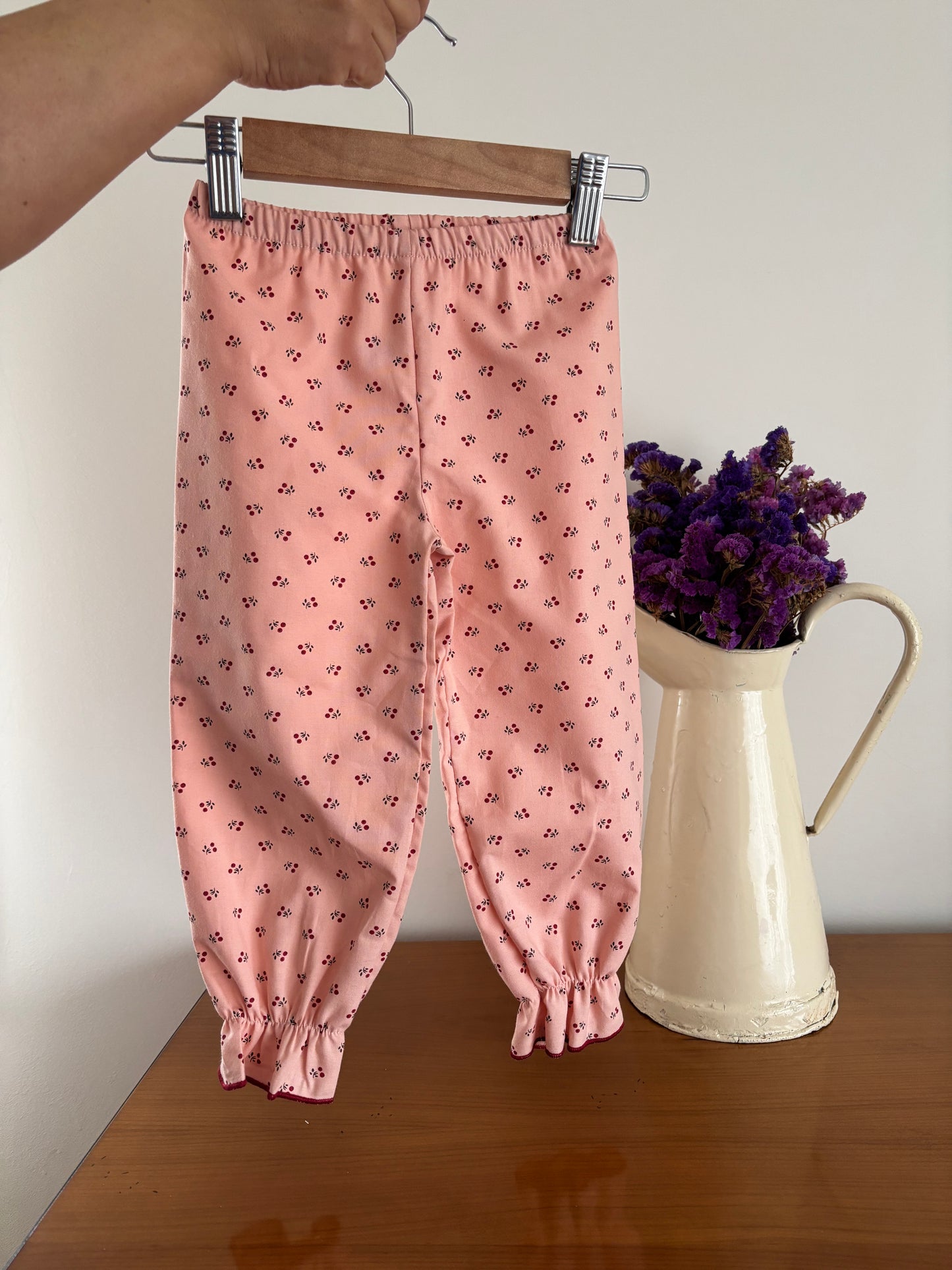 Pijama Fundo Rosa Motivo Cerejas