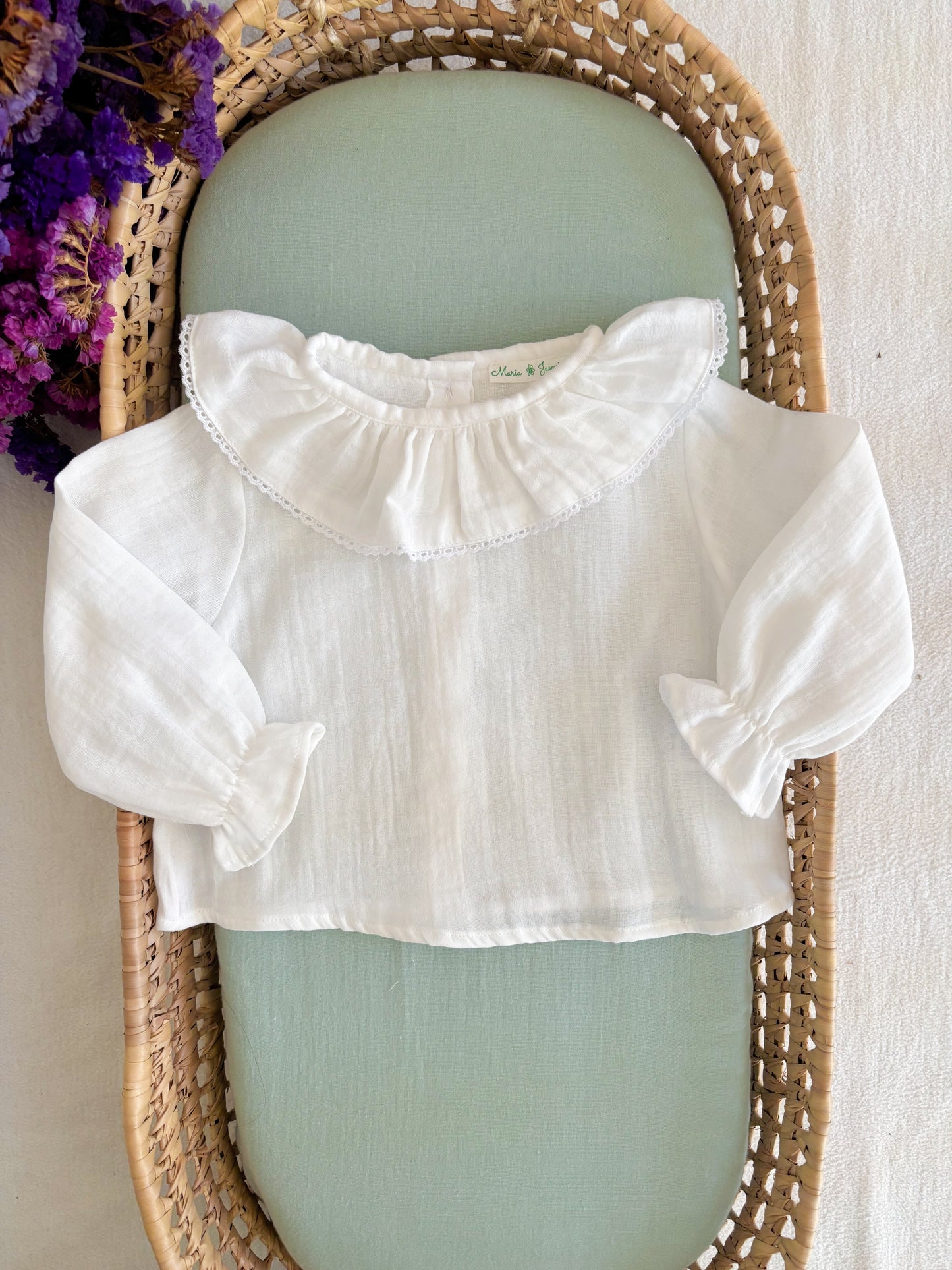 Vestido Bombazina Azul Marinho e Blusa Musselina Branca Gola Renda