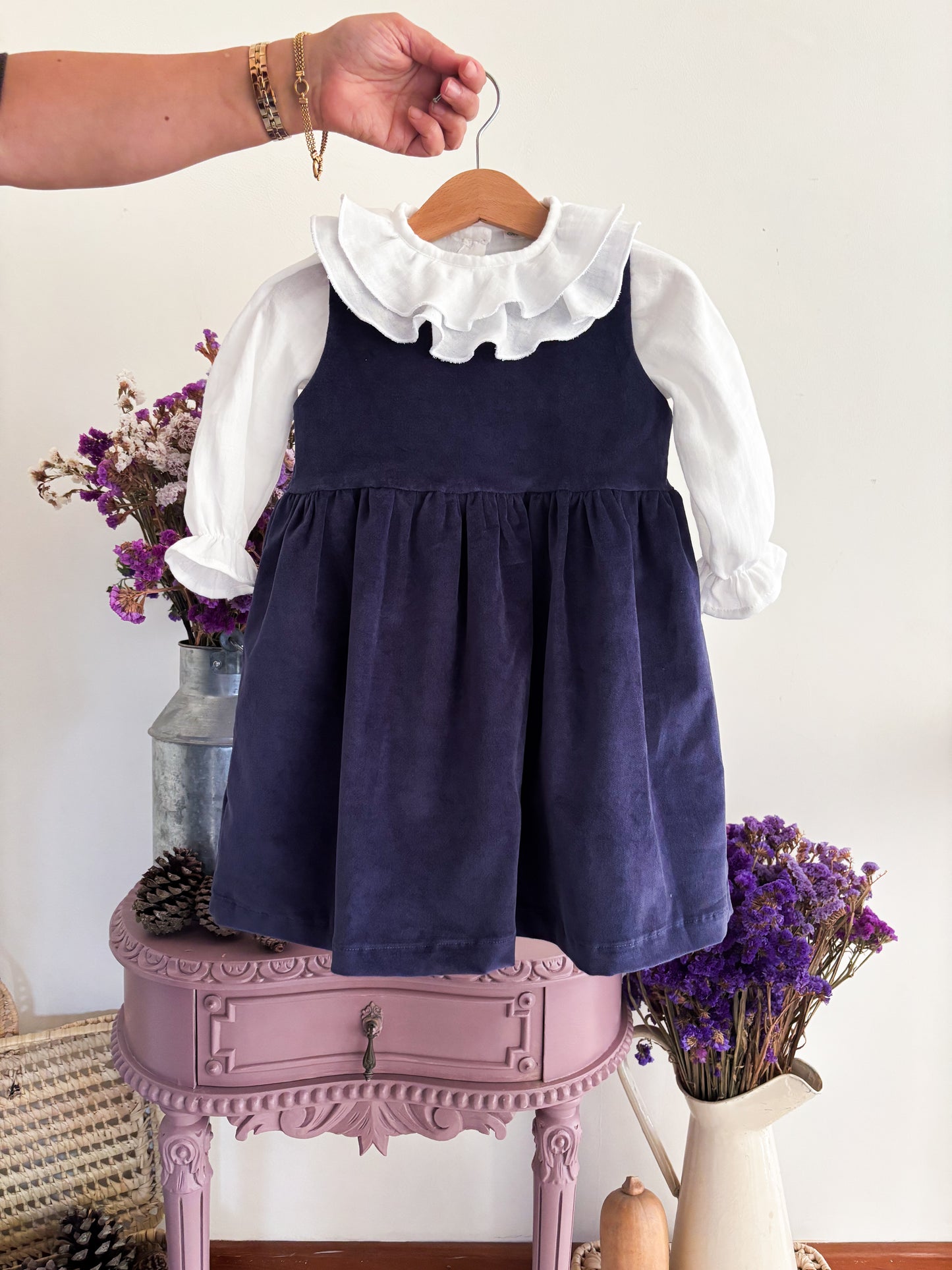 Vestido Bombazina Azul Marinho e Blusa Musselina Branca Folhos