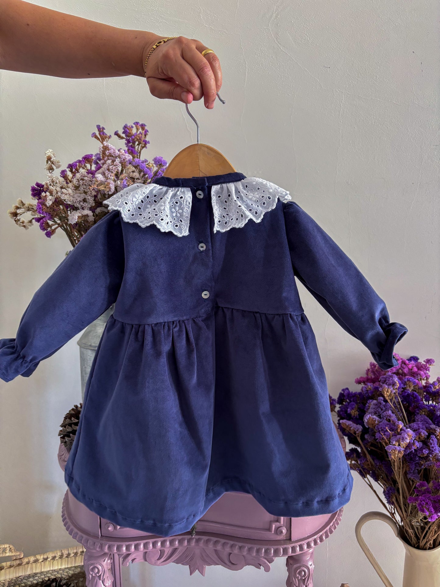 Vestido Bombazina Aveludada Azul Marinho Gola Bordado Inglês