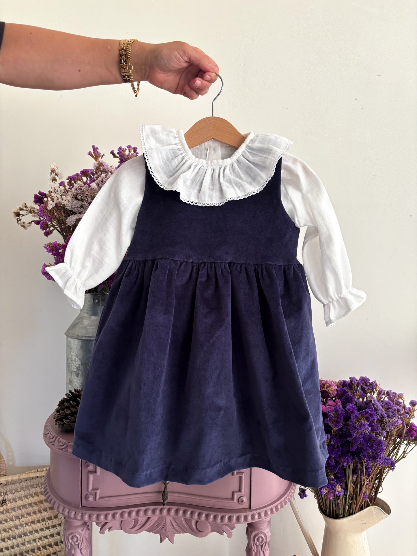 Vestido Bombazina Azul Marinho e Blusa Musselina Branca Gola Renda