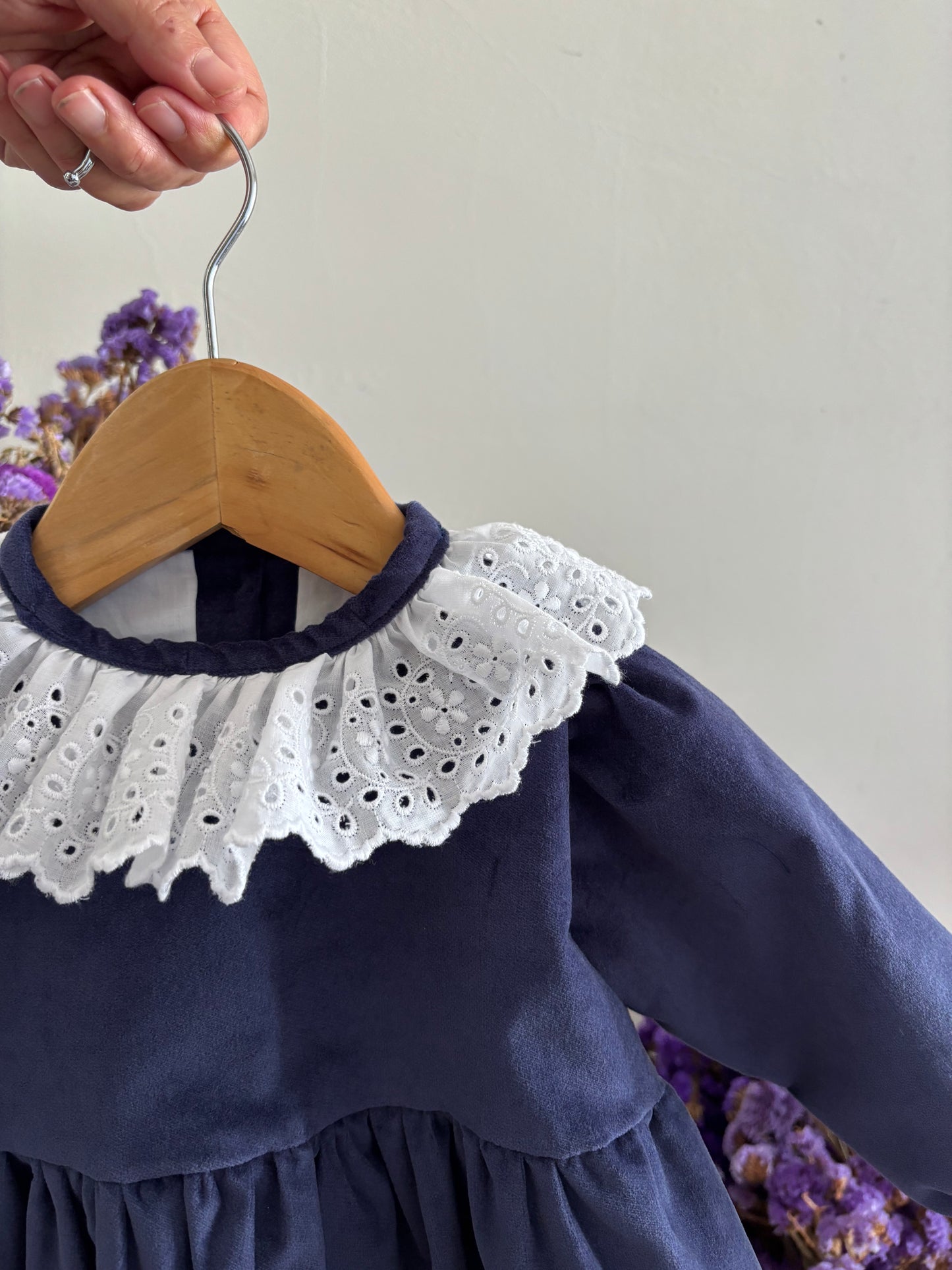 Vestido Bombazina Aveludada Azul Marinho Gola Bordado Inglês