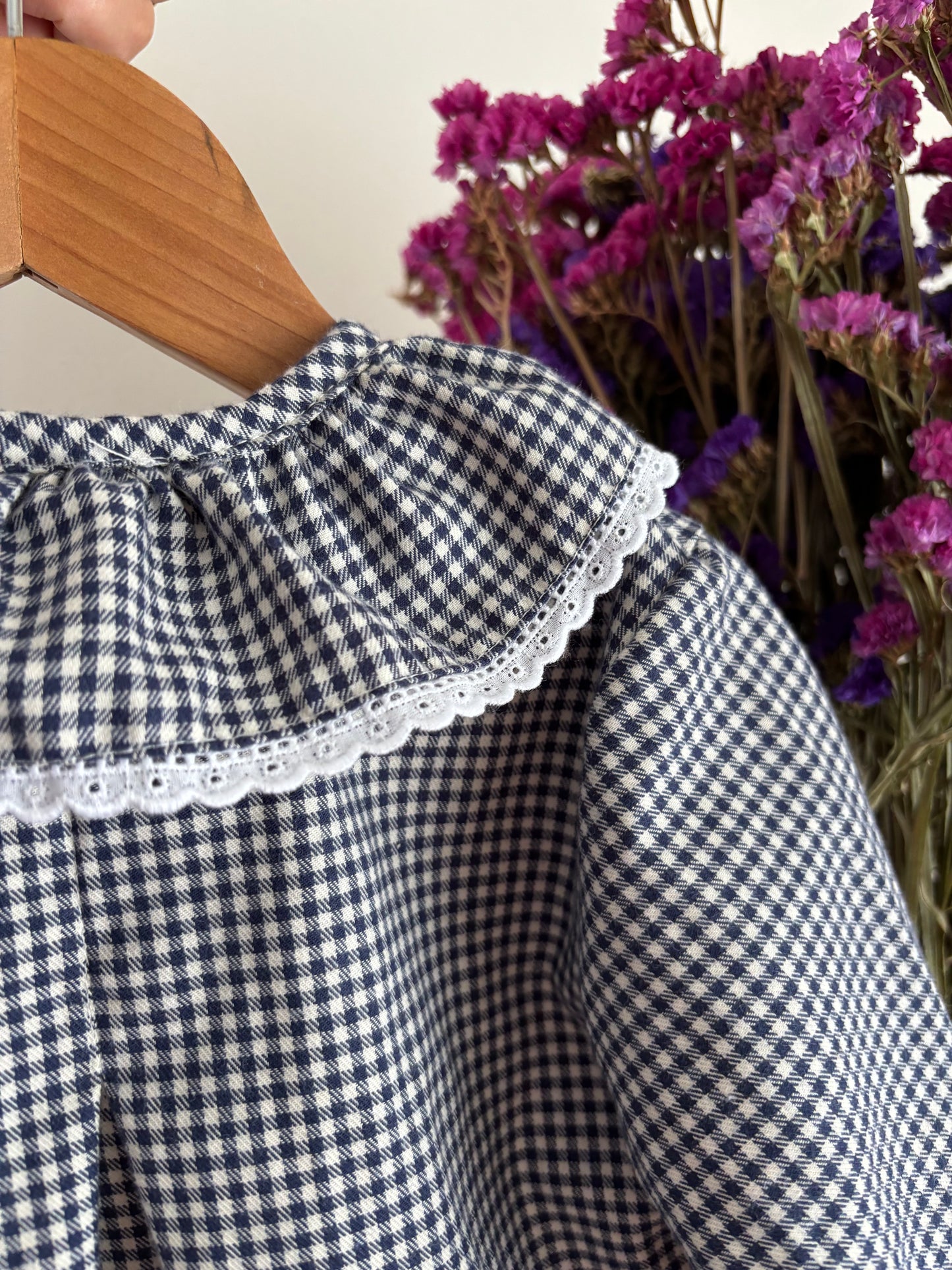 Pijama Vichy Azul Marinho Gola Folho c/Bordado Inglês