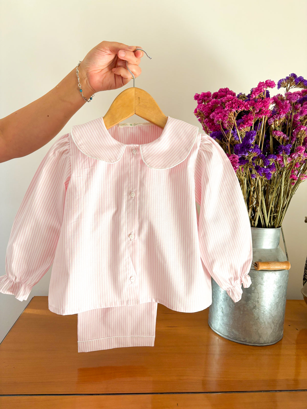 Pijama Risca Rosa e Branco Gola Claudine