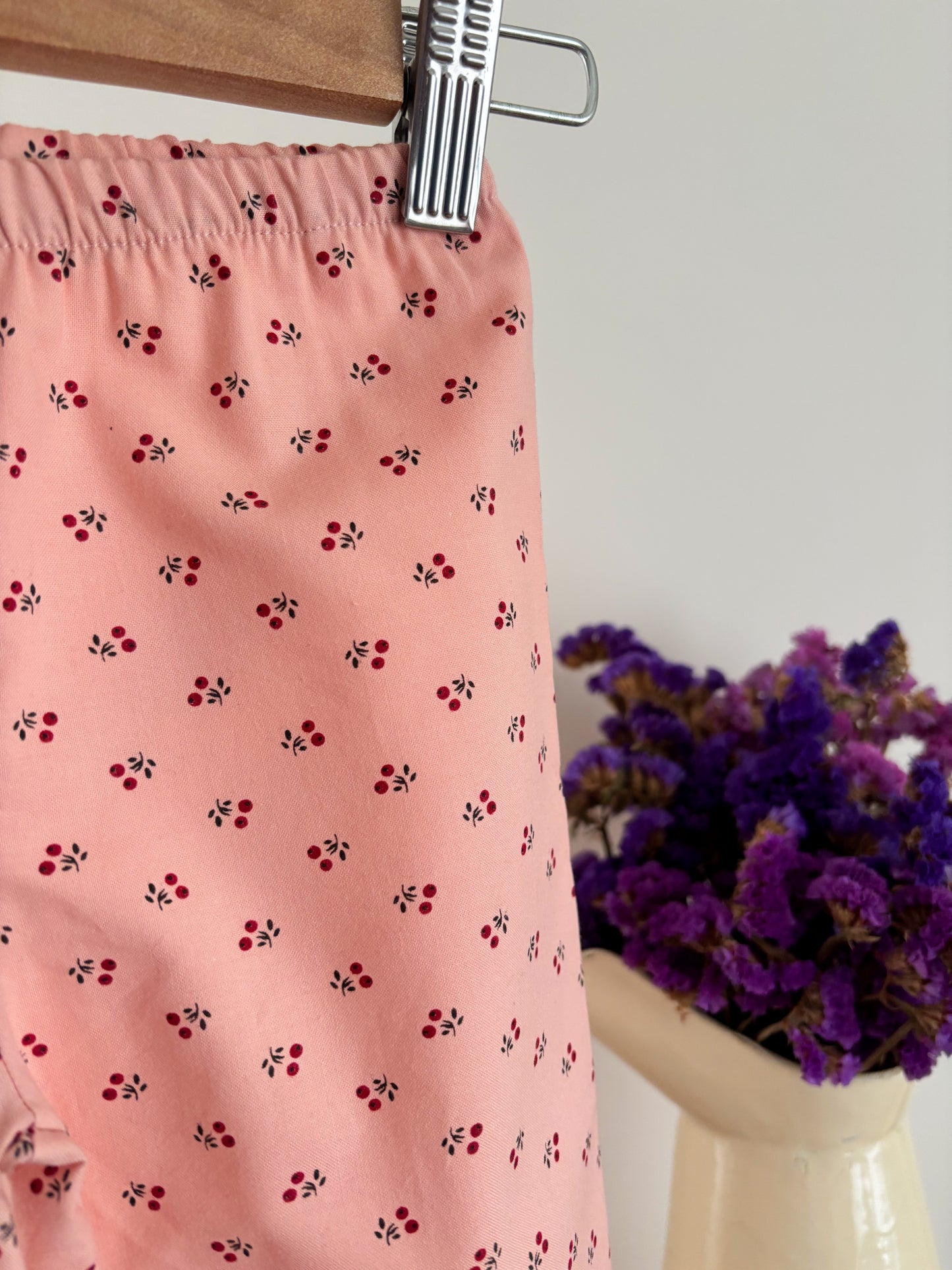 Pijama Fundo Rosa Motivo Cerejas