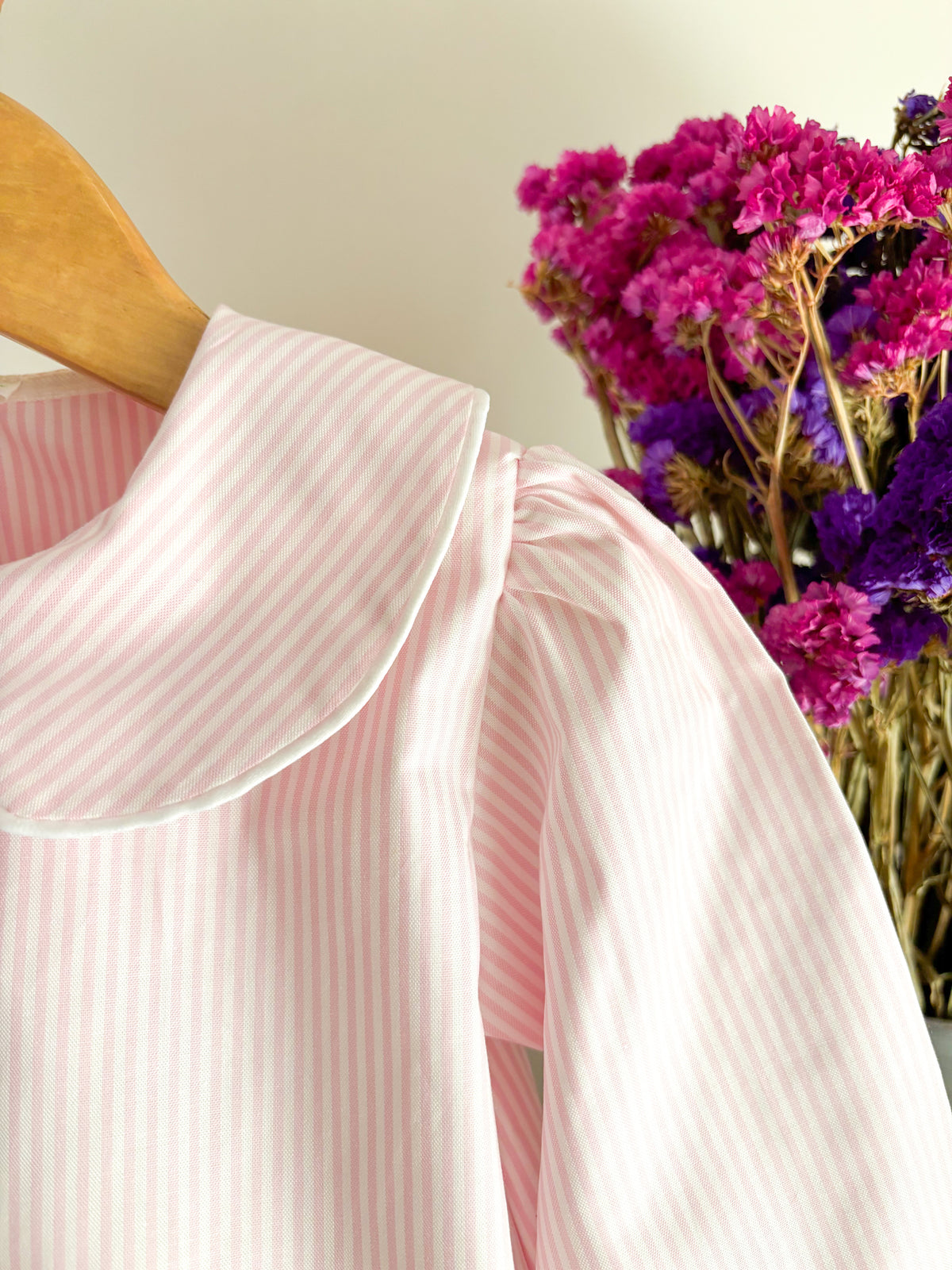 Pijama Risca Rosa e Branco Gola Claudine