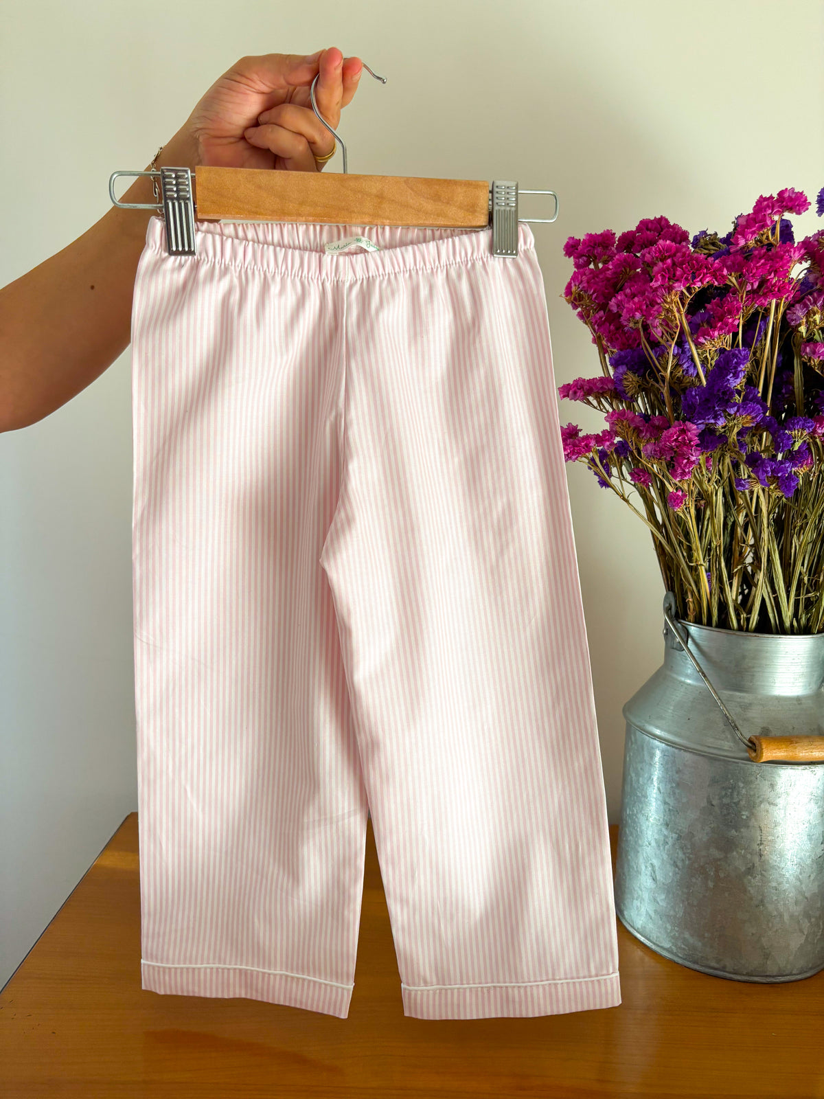 Pijama Risca Rosa e Branco Gola Claudine