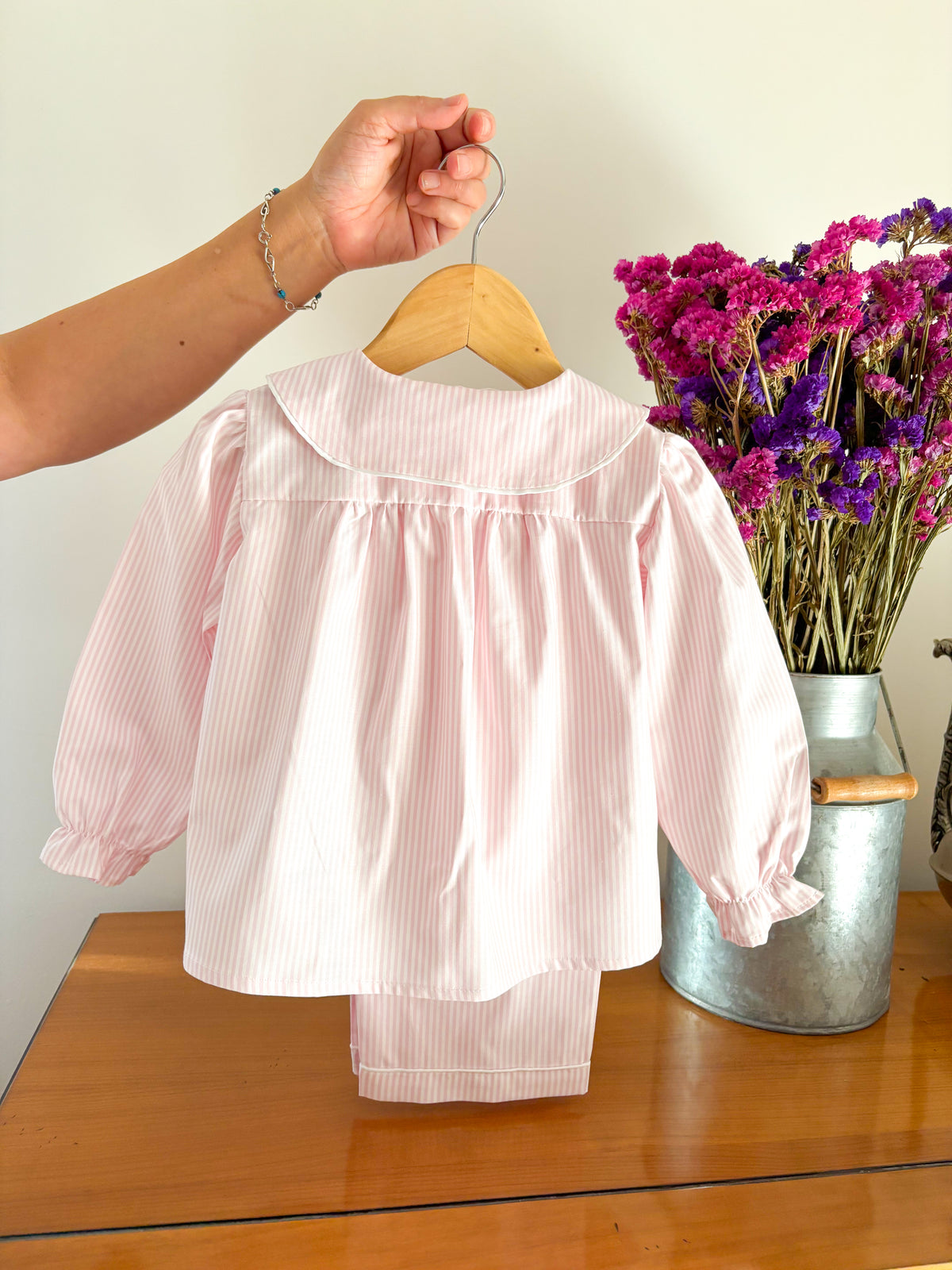 Pijama Risca Rosa e Branco Gola Claudine