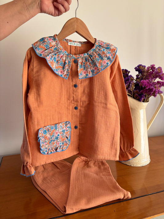 Pijama Muselina Terracota Detalle Floral Cuello