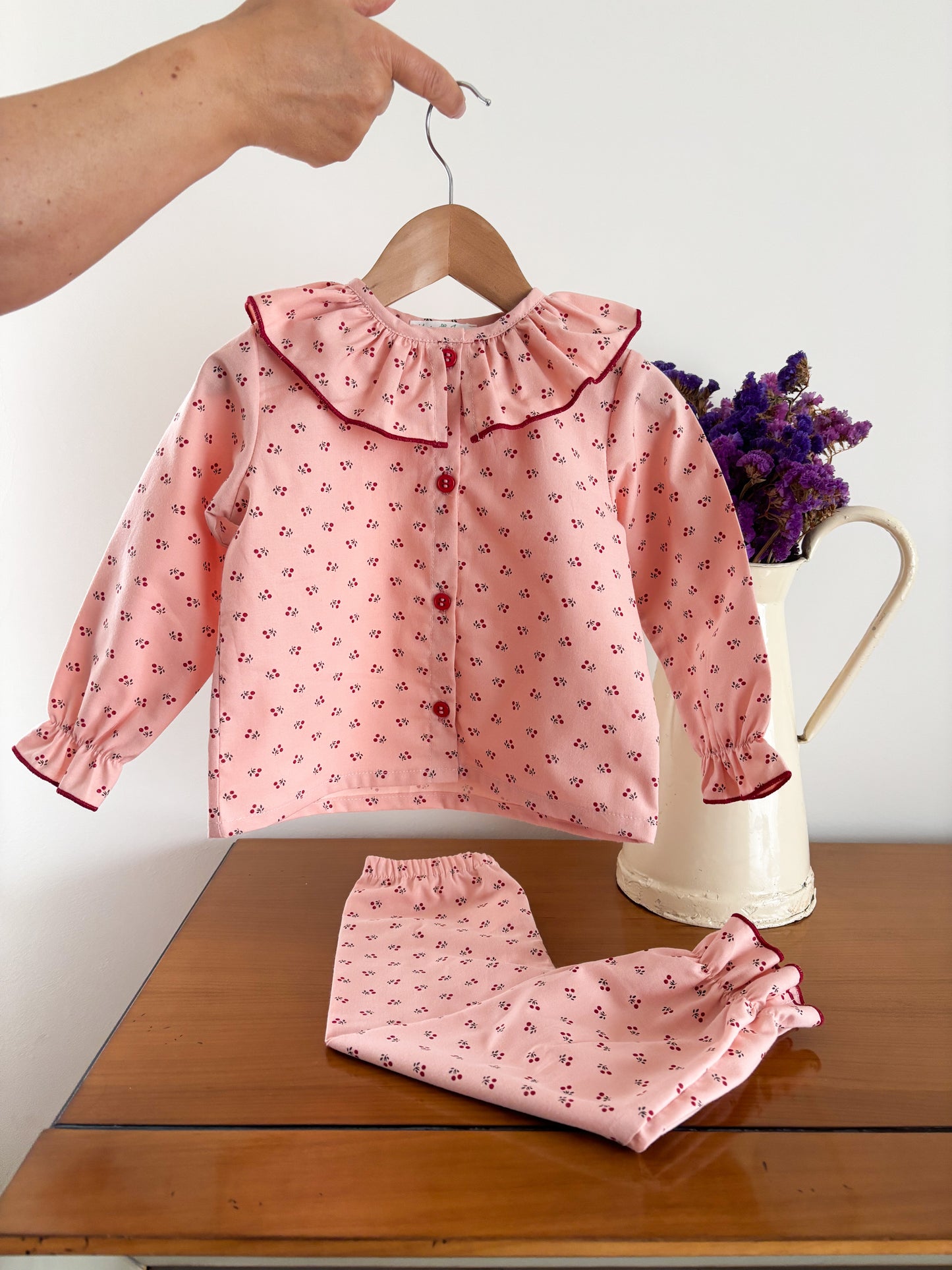 Pijama Fundo Rosa Motivo Cerejas