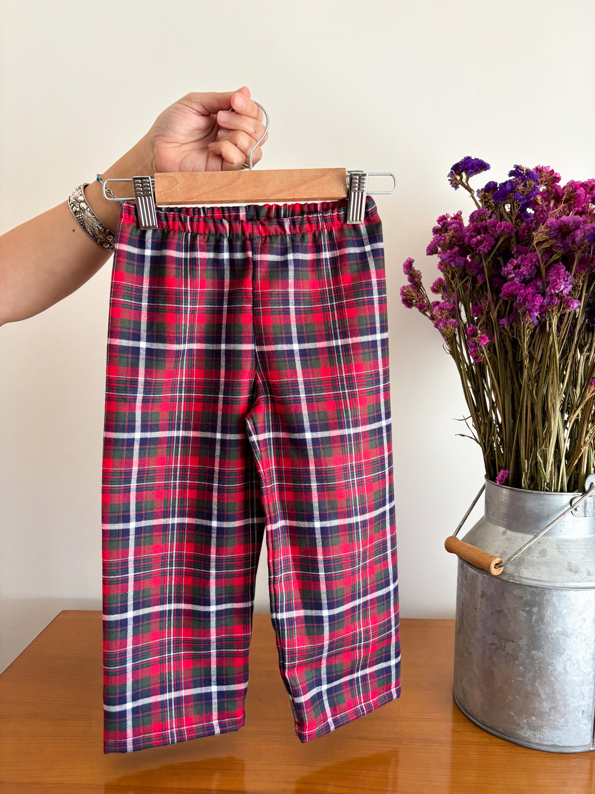calça xadrez vermelho, azul e verde