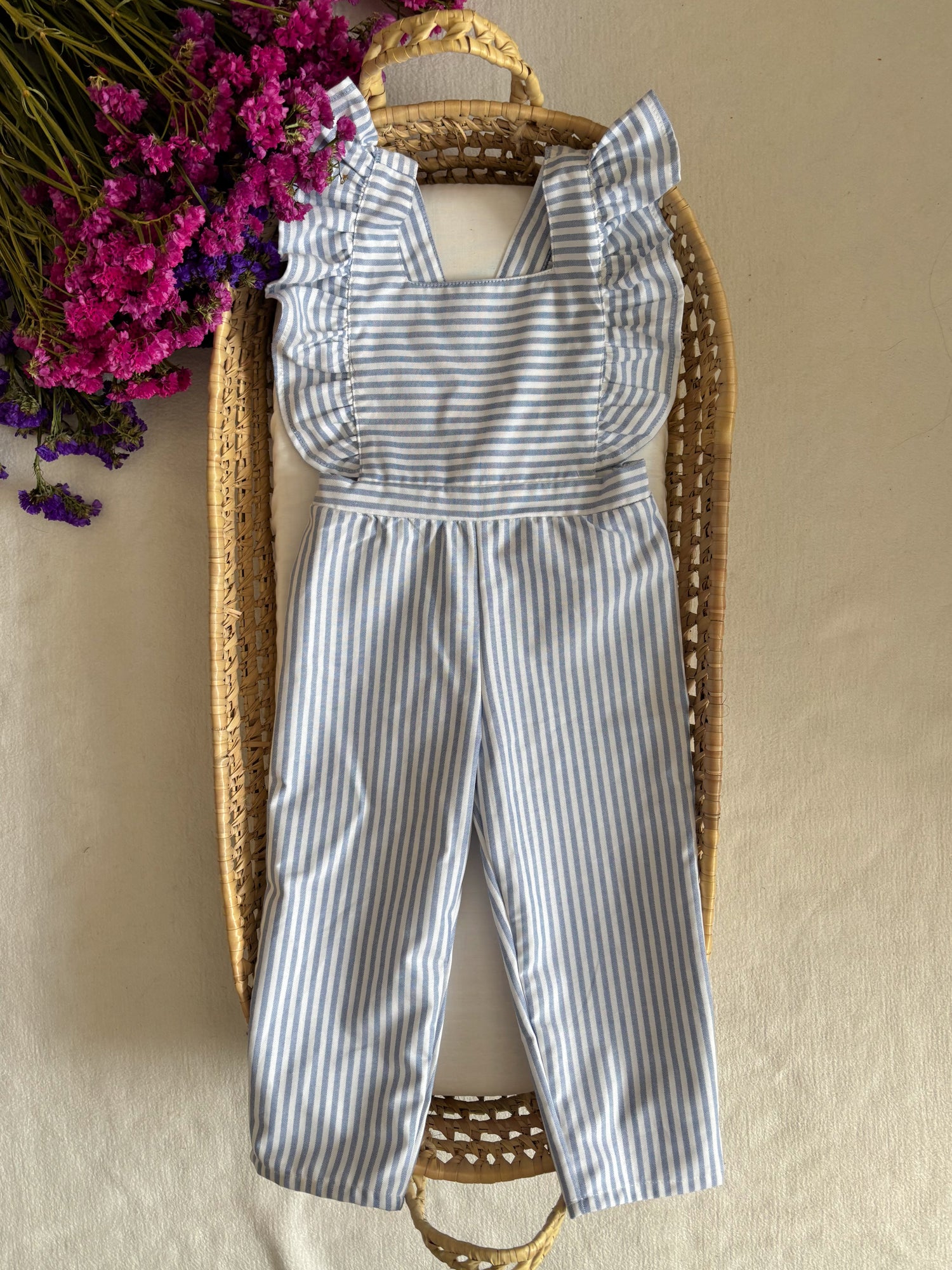 jardineira risca azul folhos